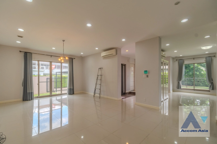 unit 4 Bedrooms  House For Rent in Sukhumvit, Bangkok  near BTS Phrom Phong (AA17761)