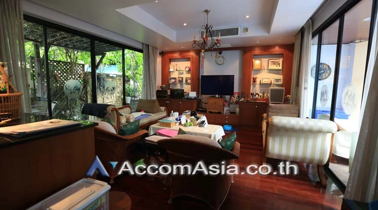 Private Swimming Pool |  3 Bedrooms  House For Sale in Sukhumvit, Bangkok  near BTS Ekkamai (AA17800)