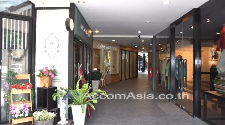  Retail / showroom For Rent in Ploenchit, Bangkok  near BTS Chitlom (AA17818)