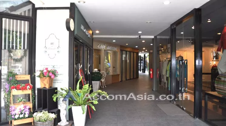 unit Retail / showroom For Rent in Ploenchit, Bangkok  near BTS Chitlom (AA17818)
