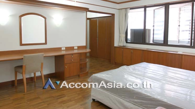 5  2 br Apartment For Rent in Ploenchit ,Bangkok BTS Ratchadamri at High rise and Peaceful AA17872
