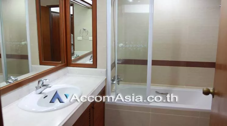 8  2 br Apartment For Rent in Ploenchit ,Bangkok BTS Ratchadamri at High rise and Peaceful AA17872