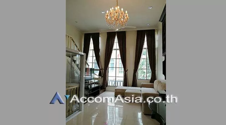  3 Bedrooms  Townhouse For Rent in Sathorn, Bangkok  near BTS Chong Nonsi - BRT Nararam 3 (AA17883)