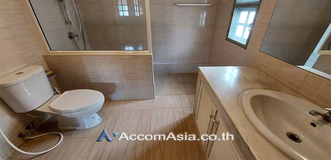 11  4 br House For Rent in Ratchadapisek ,Bangkok MRT Thailand Cultural Center at Well maintain Compound AA17905