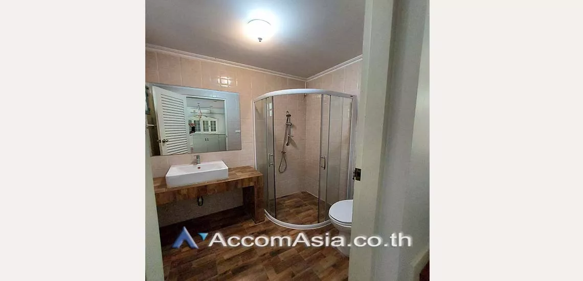 12  4 br House For Rent in Ratchadapisek ,Bangkok MRT Thailand Cultural Center at Well maintain Compound AA17905