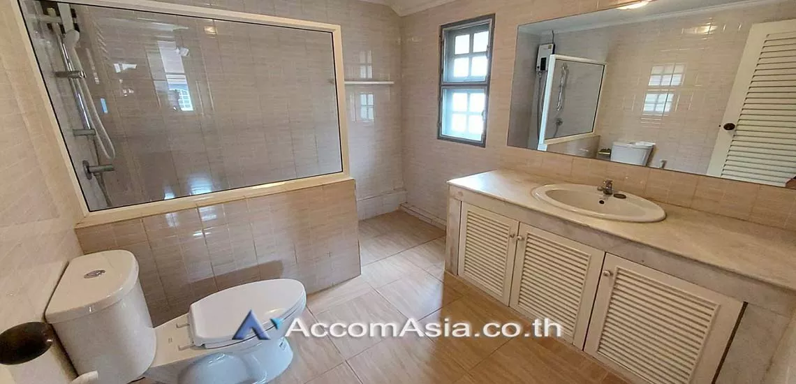 14  4 br House For Rent in Ratchadapisek ,Bangkok MRT Thailand Cultural Center at Well maintain Compound AA17905