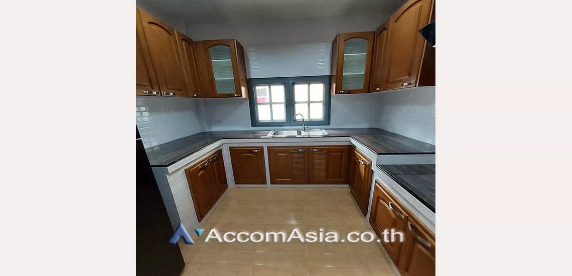 8  4 br House For Rent in Ratchadapisek ,Bangkok MRT Thailand Cultural Center at Well maintain Compound AA17905
