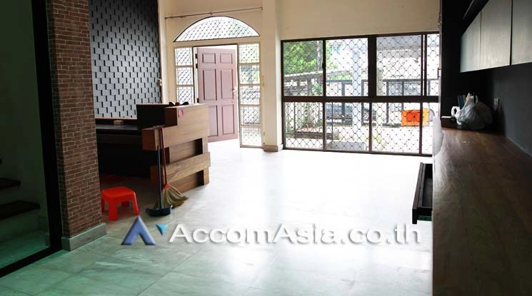 5  3 br Townhouse for rent and sale in Sukhumvit ,Bangkok BTS Thong Lo AA17938