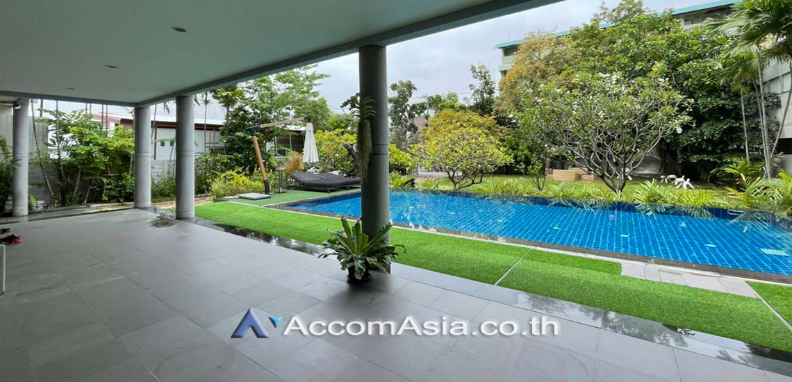 Private Swimming Pool |  4 Bedrooms  House For Rent in Sukhumvit, Bangkok  near BTS Ekkamai - BTS Phra khanong (AA17973)
