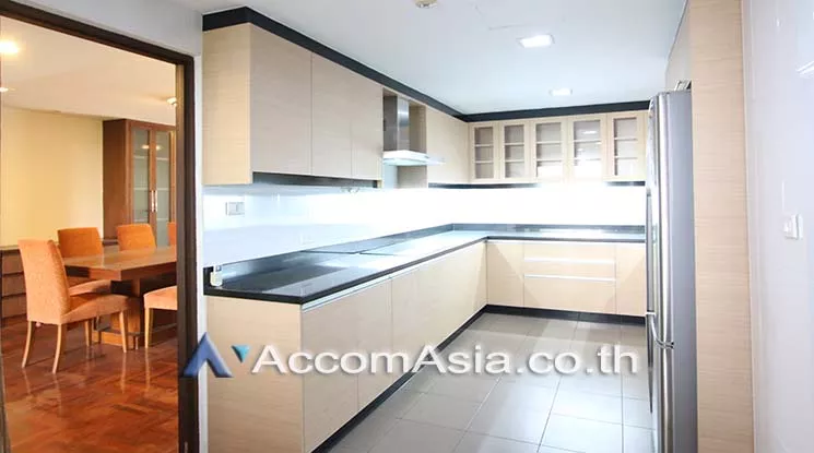 unit 4 Bedrooms  Apartment For Rent in Sukhumvit, Bangkok  near BTS Phrom Phong (AA17975)