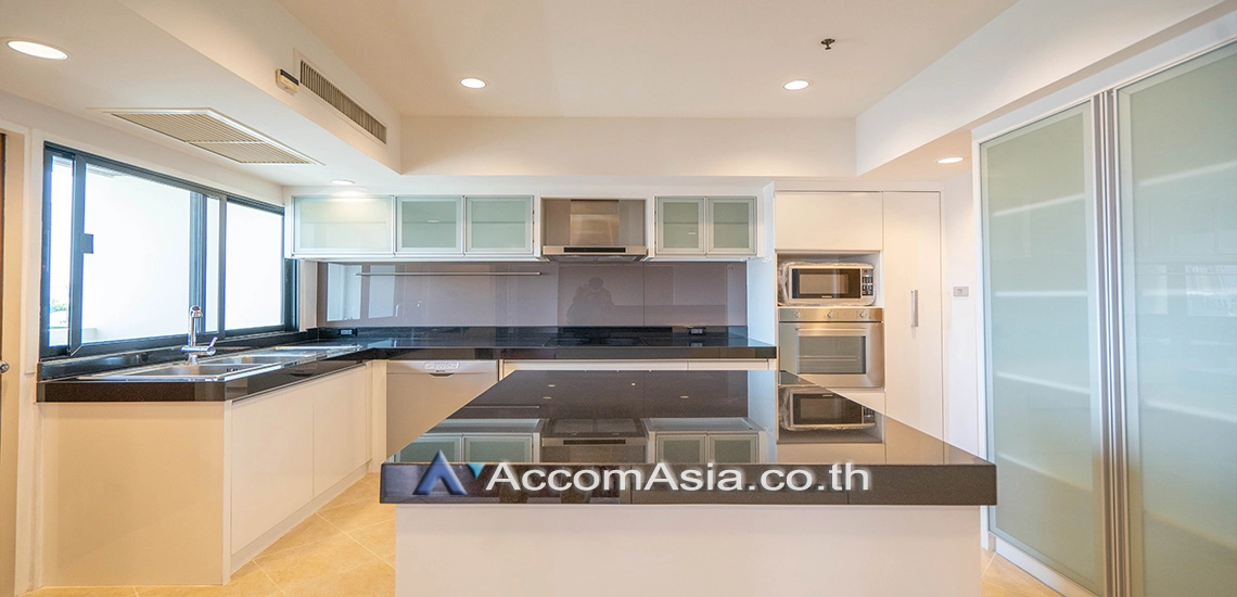 unit 4 Bedrooms  Apartment For Rent in Sukhumvit, Bangkok  near BTS Phrom Phong (AA17978)