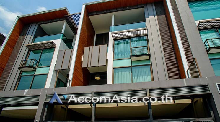  4 Bedrooms  Townhouse For Rent & Sale in Sukhumvit, Bangkok  near BTS Ekkamai - BTS Phra khanong (AA18070)