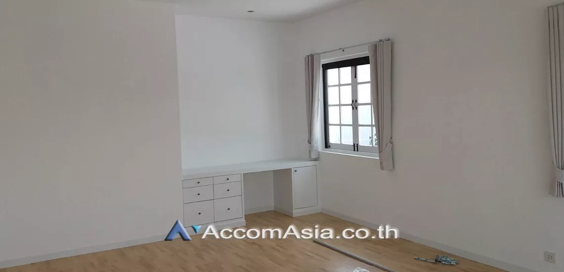  1  4 br Townhouse For Rent in Sukhumvit ,Bangkok BTS Thong Lo at House in garden compound with pool AA18162