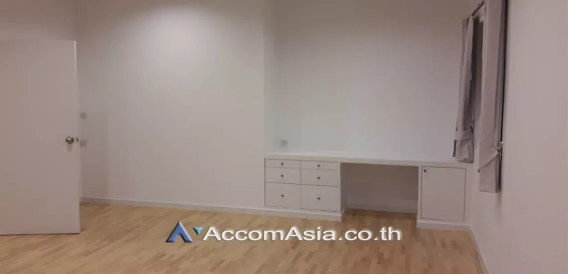 5  4 br Townhouse For Rent in Sukhumvit ,Bangkok BTS Thong Lo at House in garden compound with pool AA18162