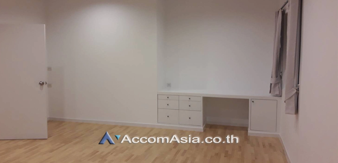 5  4 br Townhouse For Rent in Sukhumvit ,Bangkok BTS Thong Lo at House in garden compound with pool AA18162