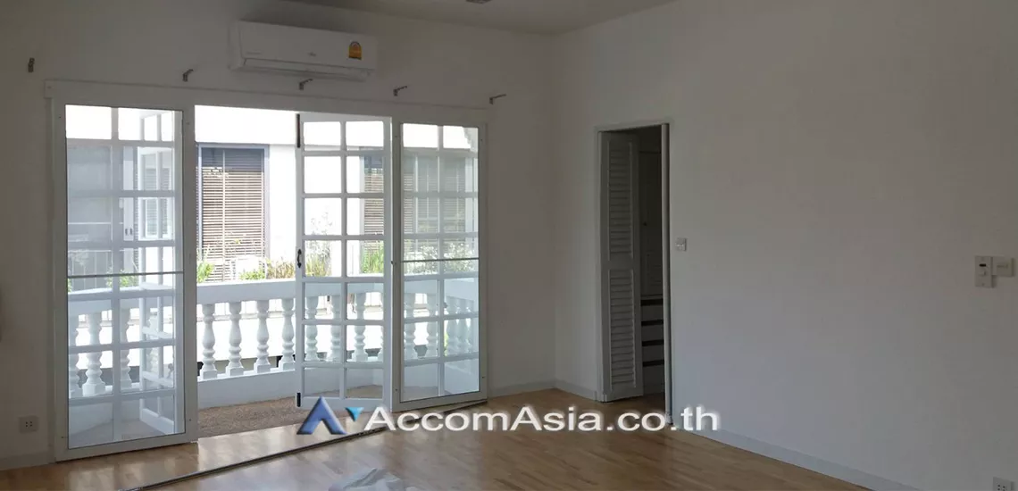4  4 br Townhouse For Rent in Sukhumvit ,Bangkok BTS Thong Lo at House in garden compound with pool AA18162