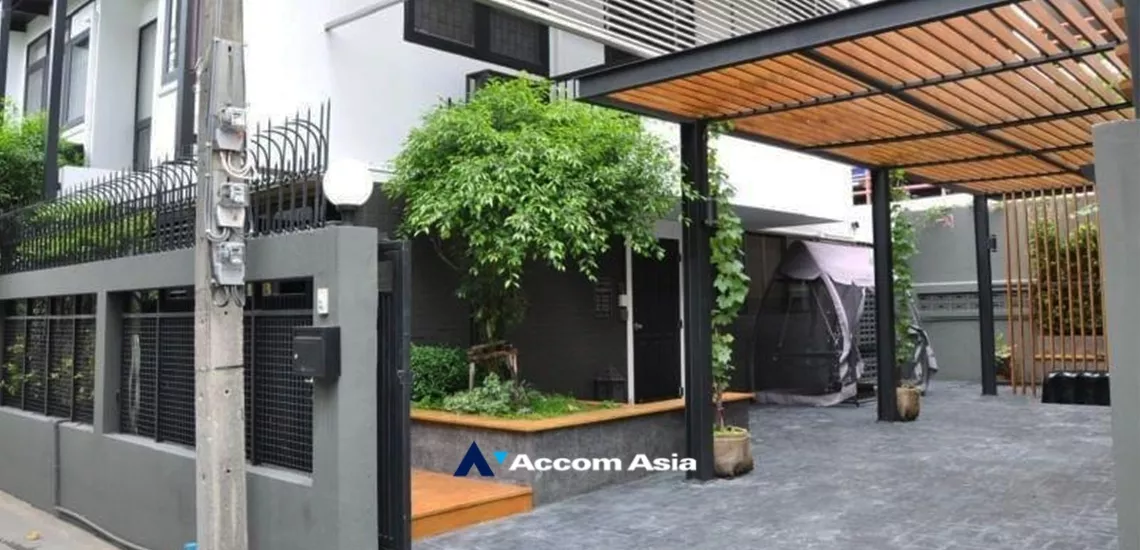 Home Office |  4 Bedrooms  House For Rent in Sukhumvit, Bangkok  near BTS Ekkamai (AA18163)