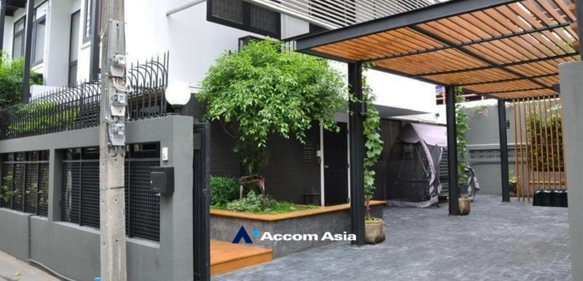  2  4 br House For Rent in Sukhumvit ,Bangkok BTS Ekkamai AA18163
