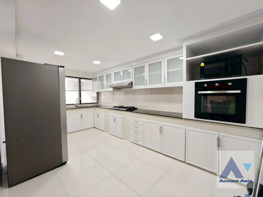 10  3 br Apartment for rent and sale in Sukhumvit ,Bangkok BTS Asok - MRT Sukhumvit at Family Apartment with Lake View AA18281