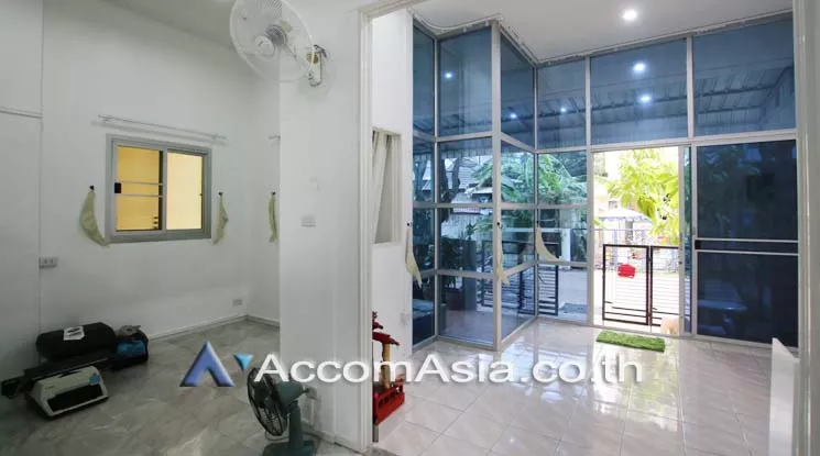 Home Office, Pet friendly |  3 Bedrooms  House For Rent in Sukhumvit, Bangkok  near BTS Phra khanong (AA18285)