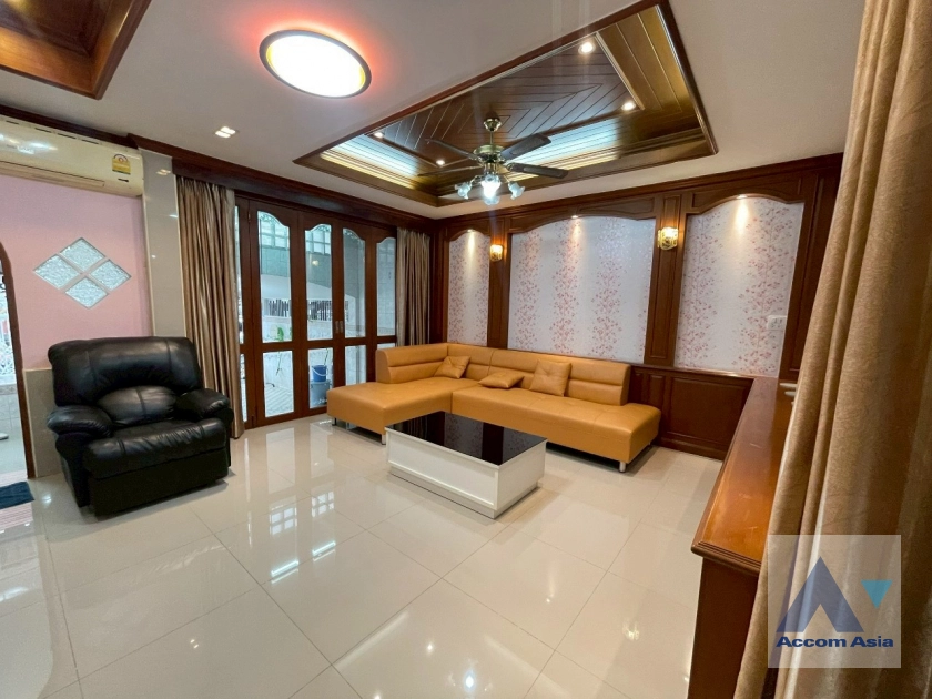 unitHome Office | Warm and Timeless Home with Rich Wood Interior in Sathorn (AA18380)