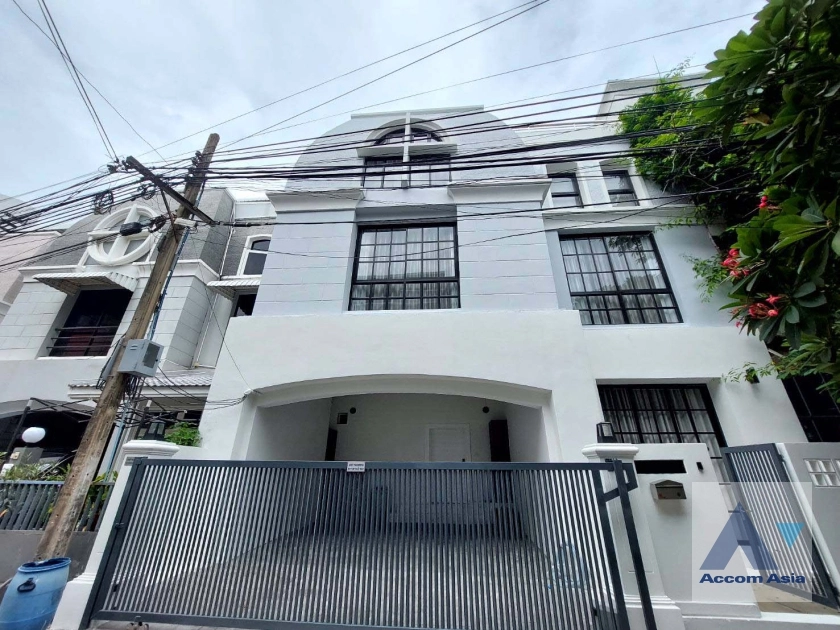 5 Bedrooms  Townhouse For Rent in Sukhumvit, Bangkok  near BTS Ekkamai (AA18461)