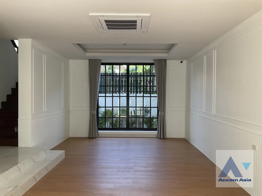 unit Newly renovated townhouse perfect for big family in Ekkamai, Sukhumvit (AA18461)