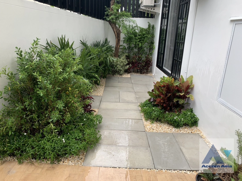 16  4 br Townhouse For Rent in Sukhumvit ,Bangkok BTS Ekkamai AA18461