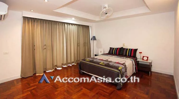  5 Bedrooms  Townhouse For Rent in Sathorn, Bangkok  near BTS Saint Louis (AA18492)