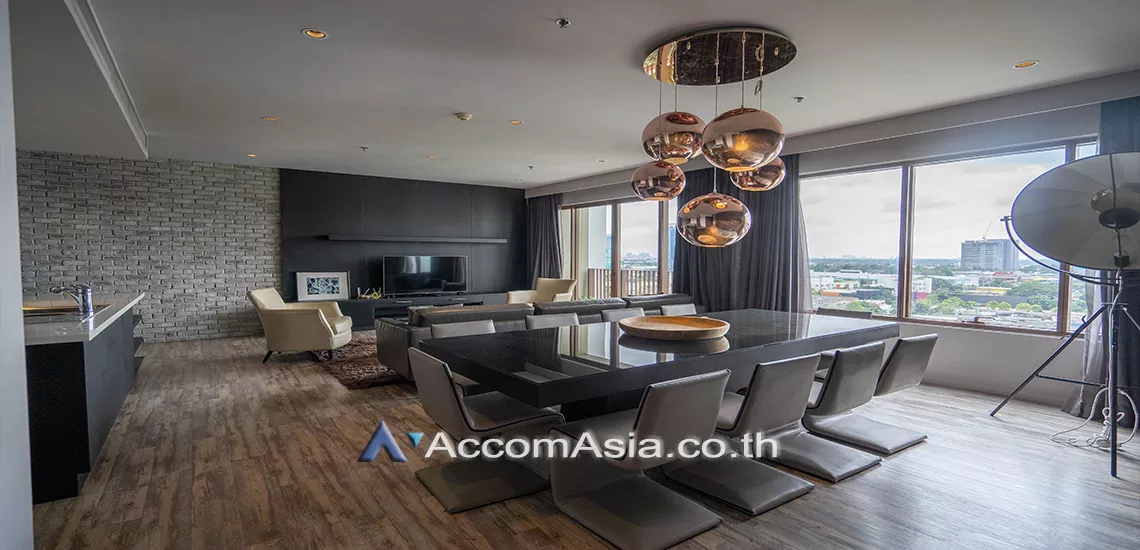 Corner Unit |  3 Bedrooms  Condominium For Rent & Sale in Sukhumvit, Bangkok  near BTS Phrom Phong (AA18528)