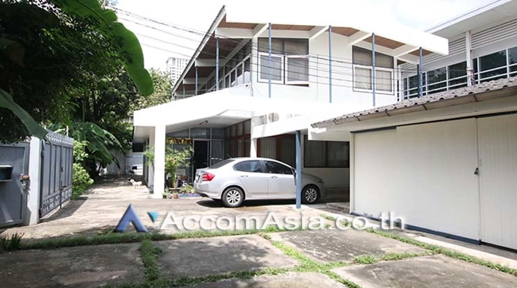  3 Bedrooms  House For Sale in Sukhumvit, Bangkok  near BTS Ekkamai (AA18540)