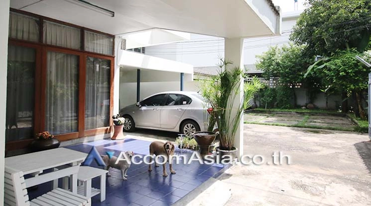 unit 3 Bedrooms  House For Sale in Sukhumvit, Bangkok  near BTS Ekkamai (AA18540)