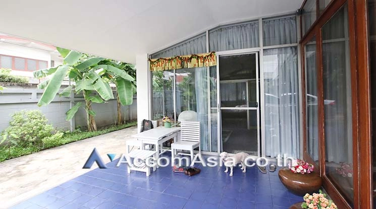 unit 3 Bedrooms  House For Sale in Sukhumvit, Bangkok  near BTS Ekkamai (AA18540)