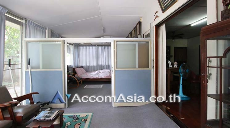  3 Bedrooms  House For Sale in Sukhumvit, Bangkok  near BTS Ekkamai (AA18540)