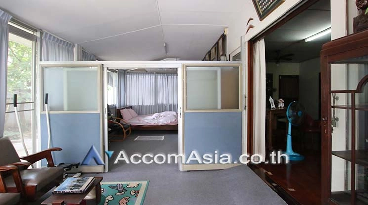 unit 3 Bedrooms  House For Sale in Sukhumvit, Bangkok  near BTS Ekkamai (AA18540)