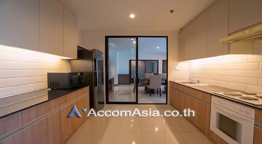  3 Bedrooms  Apartment For Rent in Sukhumvit, Bangkok  near BTS Ekkamai (AA18543)
