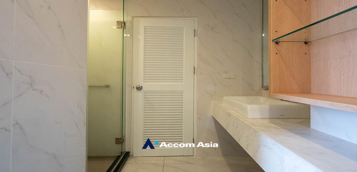 17  4 br Apartment For Rent in Sukhumvit ,Bangkok BTS Ekkamai at High-Rise Living with a Large Balcony Apartment in Ekkamai AA18545
