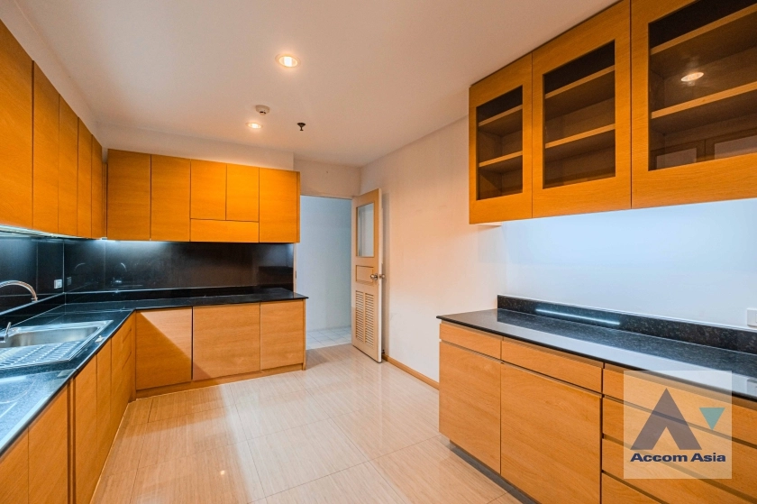 unit 2 Bedrooms  Apartment For Rent in Sukhumvit, Bangkok  near BTS Ekkamai (AA18548)