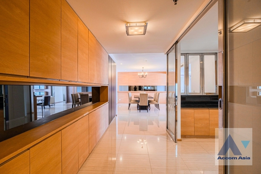 unit 2 Bedrooms  Apartment For Rent in Sukhumvit, Bangkok  near BTS Ekkamai (AA18548)