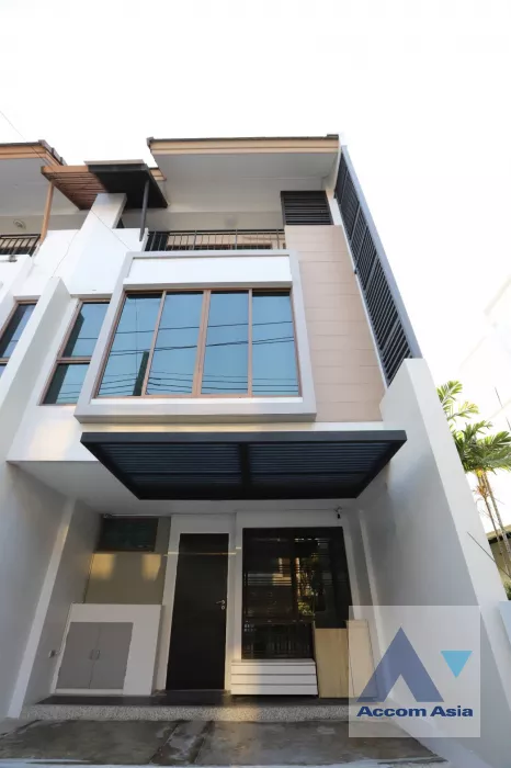  3 Bedrooms  Townhouse For Rent in Sukhumvit, Bangkok  near BTS Bang Chak (AA18582)