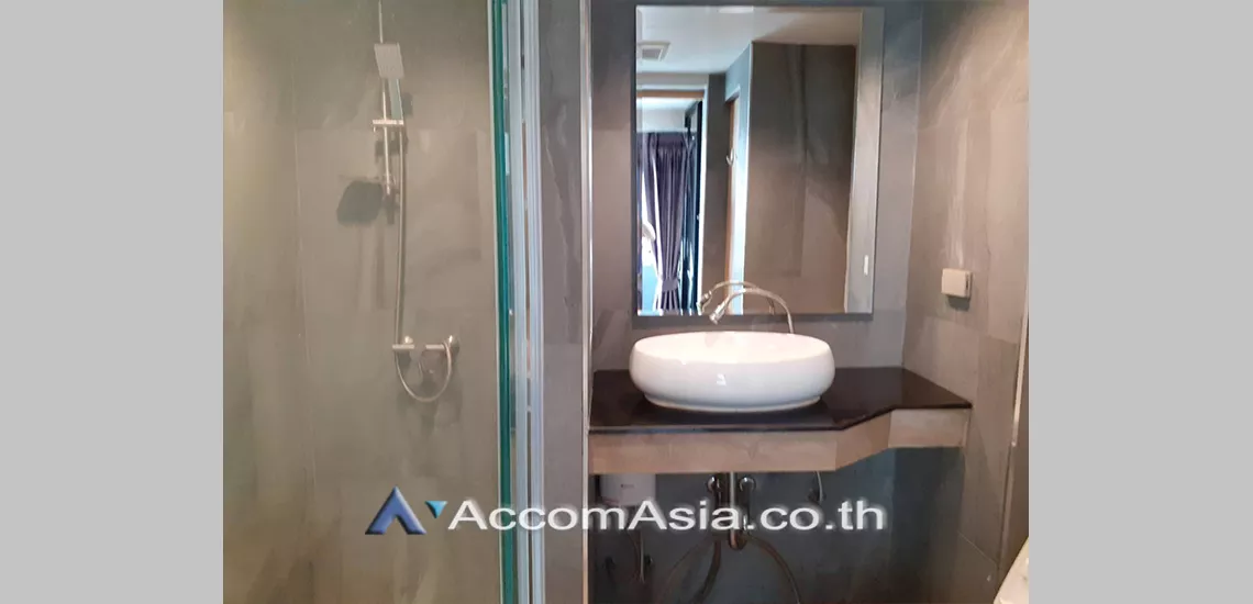  2 Bedrooms  Condominium For Rent in Ploenchit, Bangkok  near BTS Ratchadamri (AA18609)