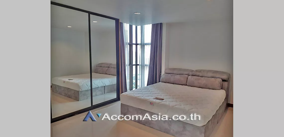  2 Bedrooms  Condominium For Rent in Ploenchit, Bangkok  near BTS Ratchadamri (AA18609)