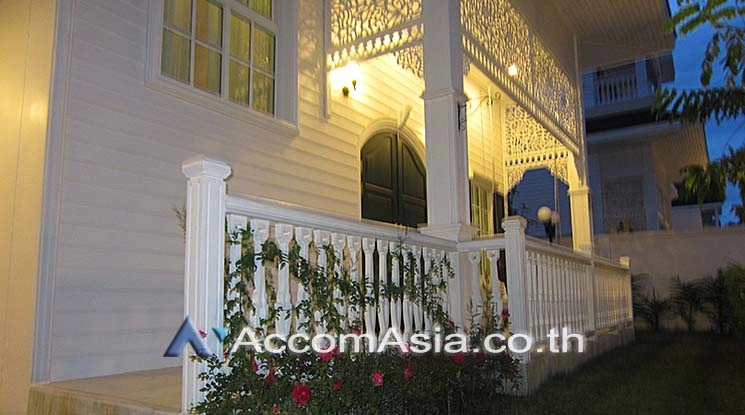 unit 4 Bedrooms  House For Rent in Bang Na, Bangkok  near BTS Bearing (AA18816)
