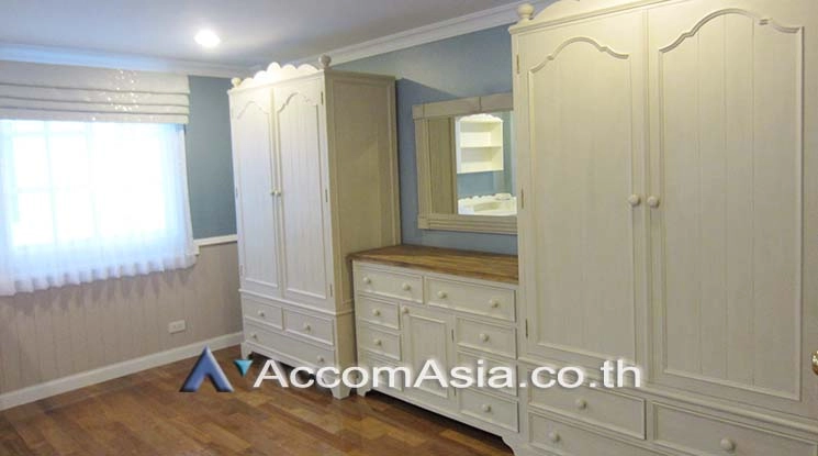unit 4 Bedrooms  House For Rent in Bang Na, Bangkok  near BTS Bearing (AA18816)