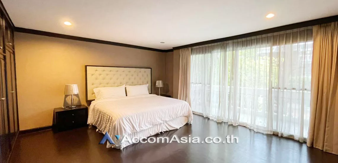  3 Bedrooms  Apartment For Rent in Sukhumvit, Bangkok  near BTS Ekkamai (10284)