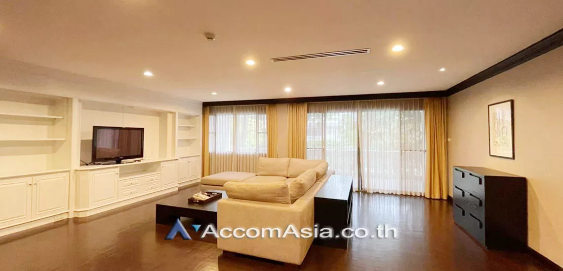  3 Bedrooms  Apartment For Rent in Sukhumvit, Bangkok  near BTS Ekkamai (10284)