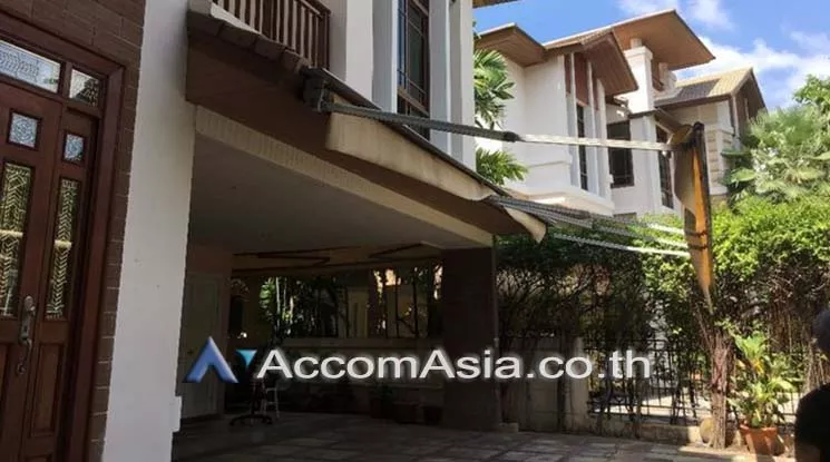  4 Bedrooms  House For Rent in Sukhumvit, Bangkok  near BTS Phra khanong (AA18870)