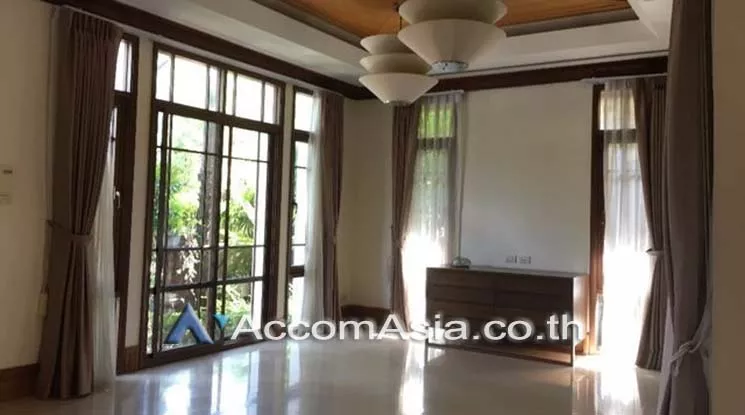 unit 4 Bedrooms  House For Rent in Sukhumvit, Bangkok  near BTS Phra khanong (AA18870)