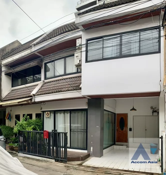  3 Bedrooms  Townhouse For Rent in Sukhumvit, Bangkok  near BTS Thong Lo (AA18875)