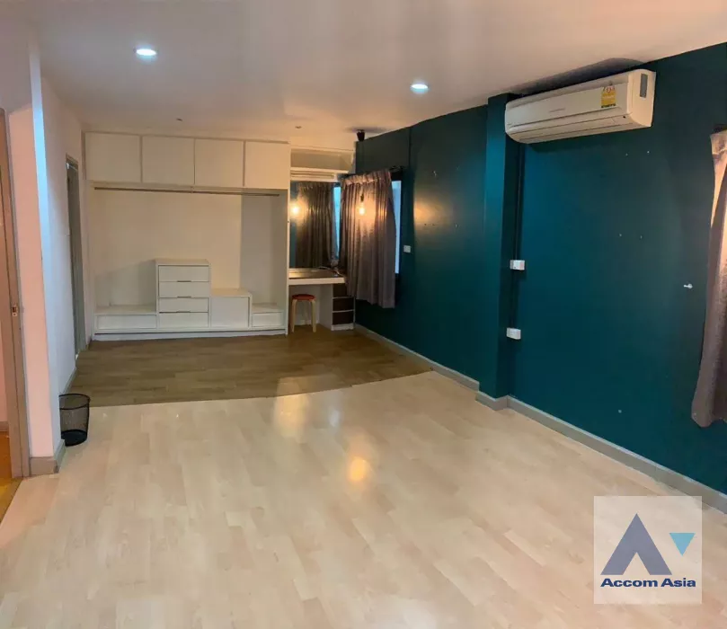  3 Bedrooms  Townhouse For Rent in Sukhumvit, Bangkok  near BTS Thong Lo (AA18875)